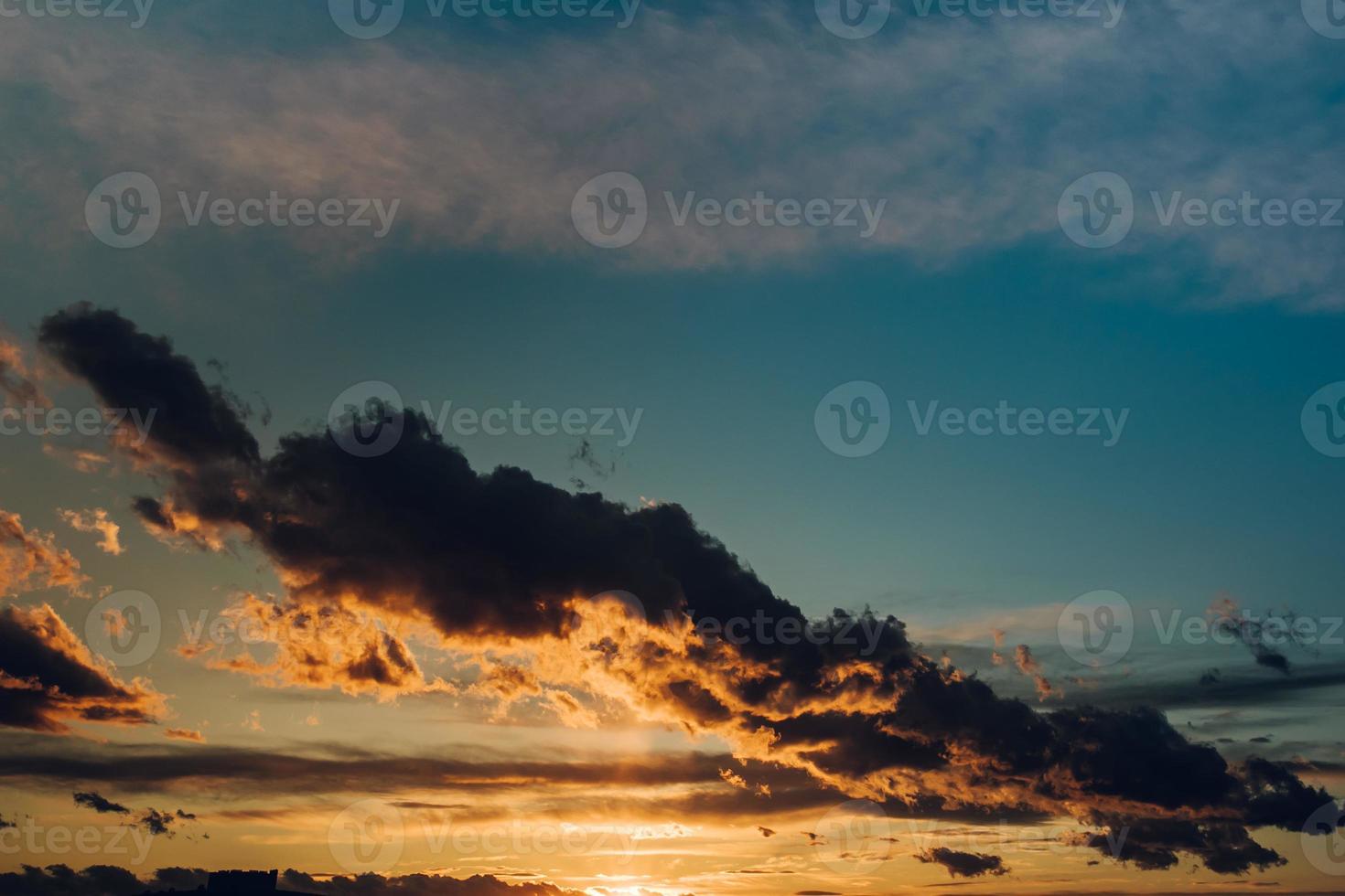 zonsondergang door een grote wolk foto