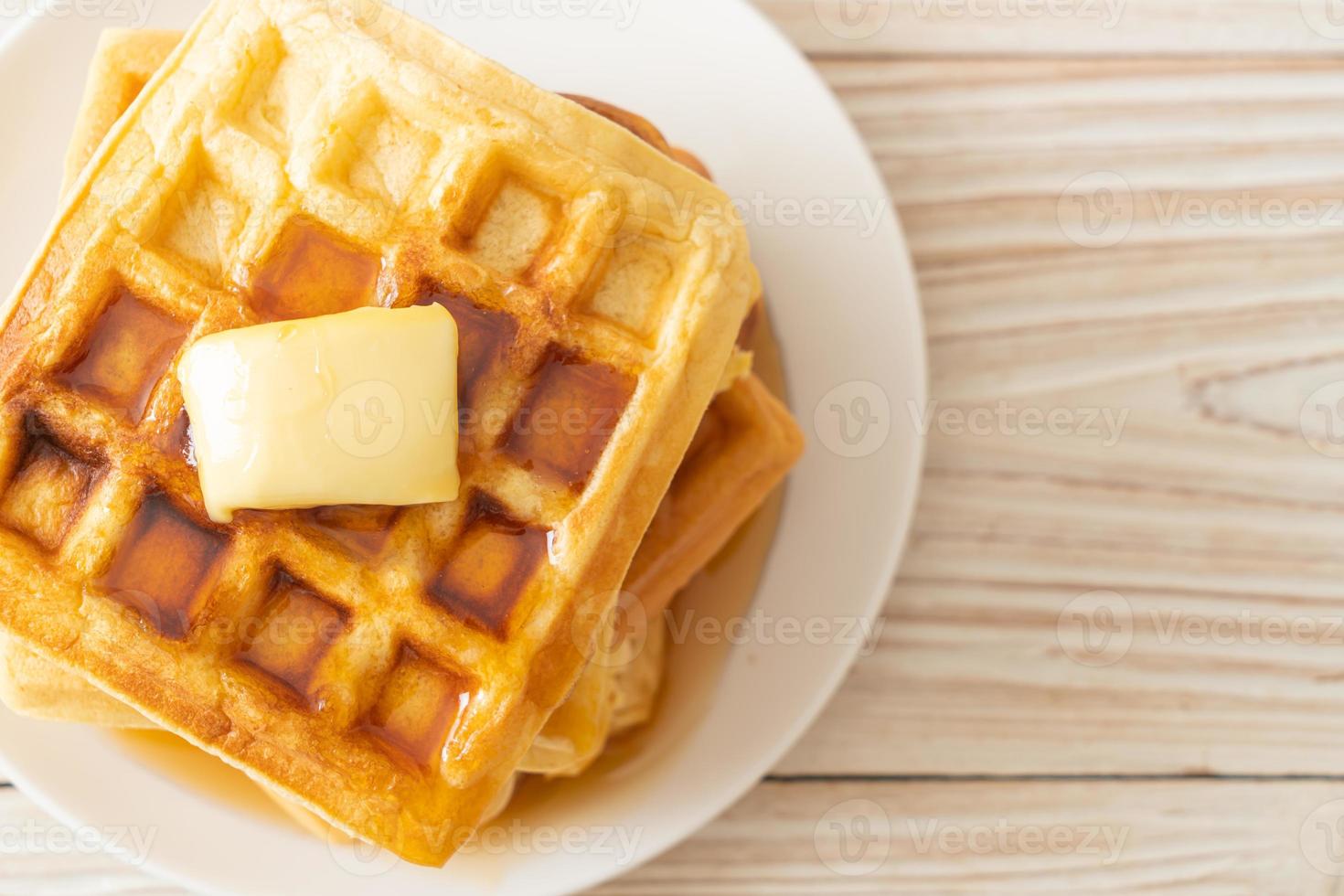 wafelstapel met boter en honing foto