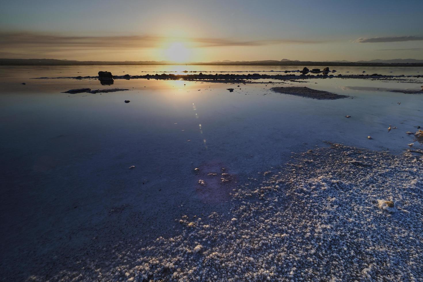 zonsondergang op de roze lagune van de zoutvlakten van torrevieja, spanje foto