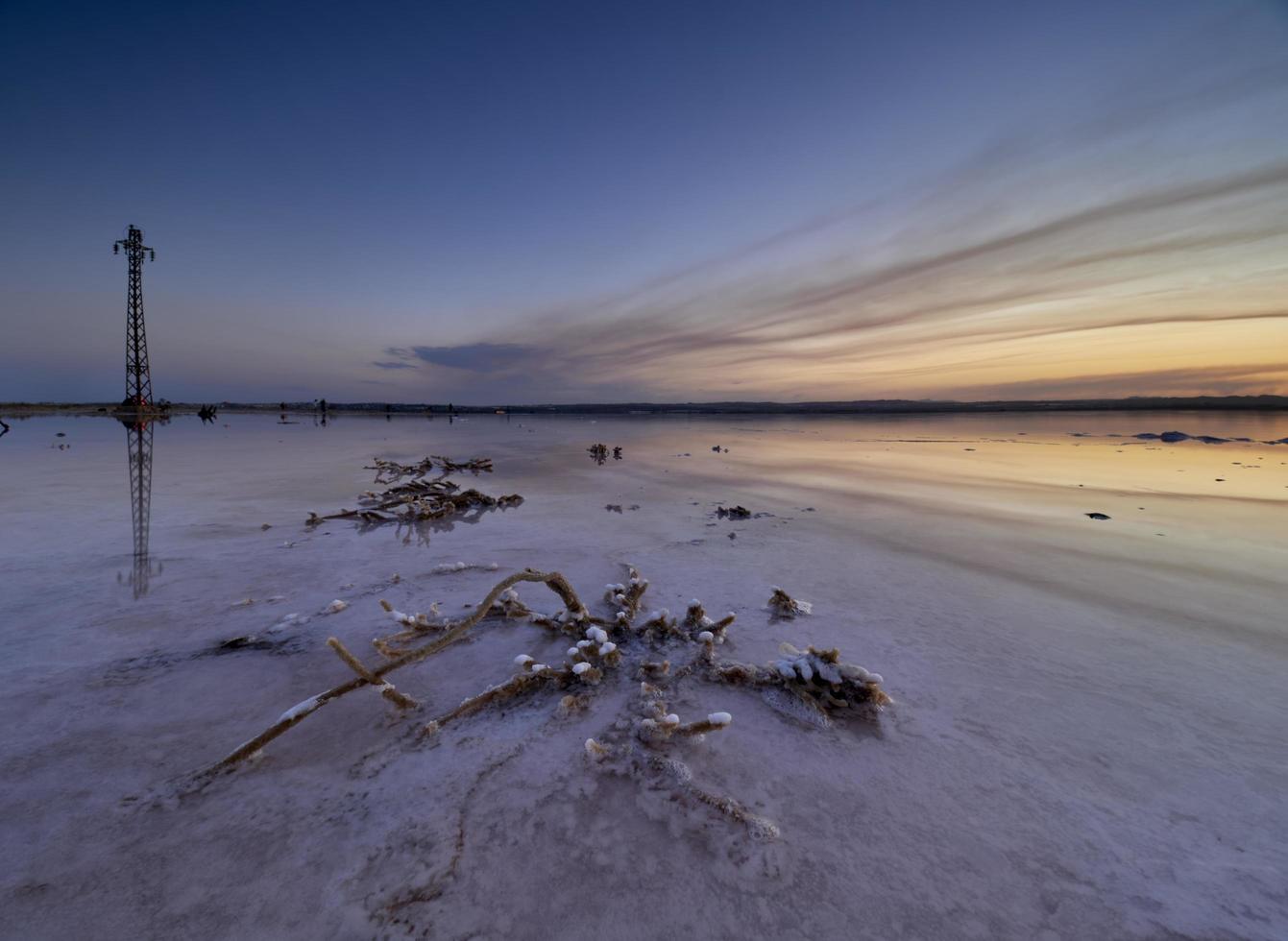 zonsondergang op de roze lagune van de zoutvlakten van torrevieja, spanje foto