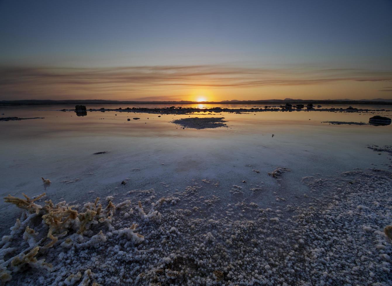 zonsondergang op de roze lagune van de zoutvlakten van torrevieja, spanje foto