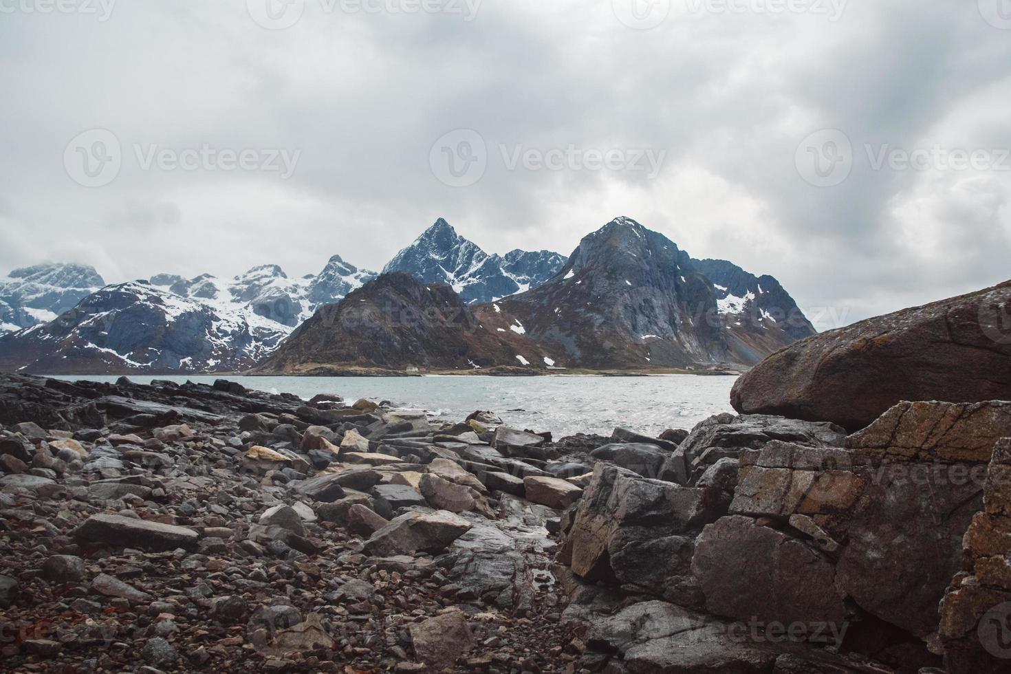 noorwegen bergen en landschappen op de eilanden lofoten. natuurlijk scandinavisch landschap foto