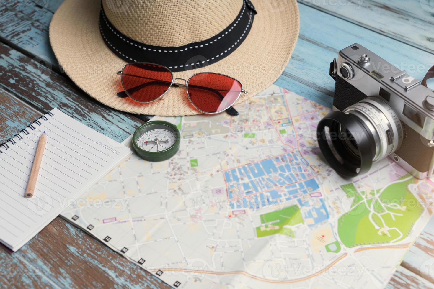kompas met filmcamera en accessoires voor reisplanning foto