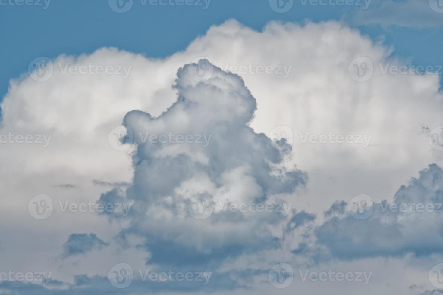 luchtwolken, mooie wolkenbeweging in de lucht foto