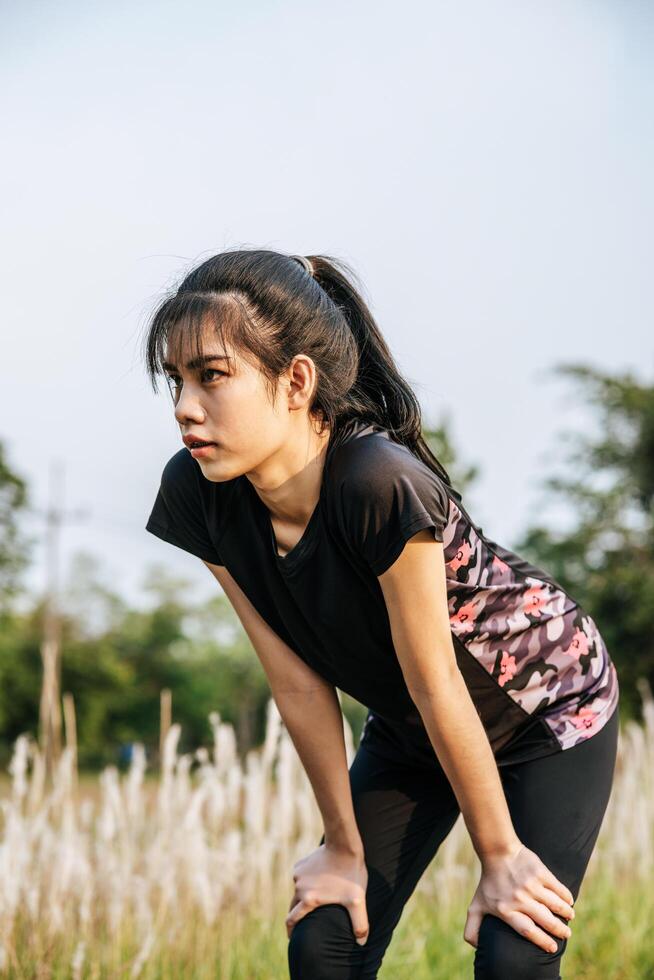 vrouw staande ontspannen na het sporten. foto