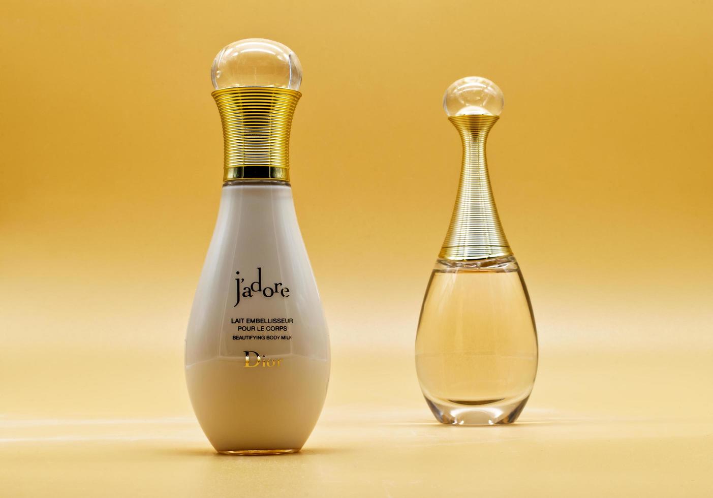 bologna, italië, 2018 - j'adore van dior parfum en bodymilk op gouden achtergrond foto