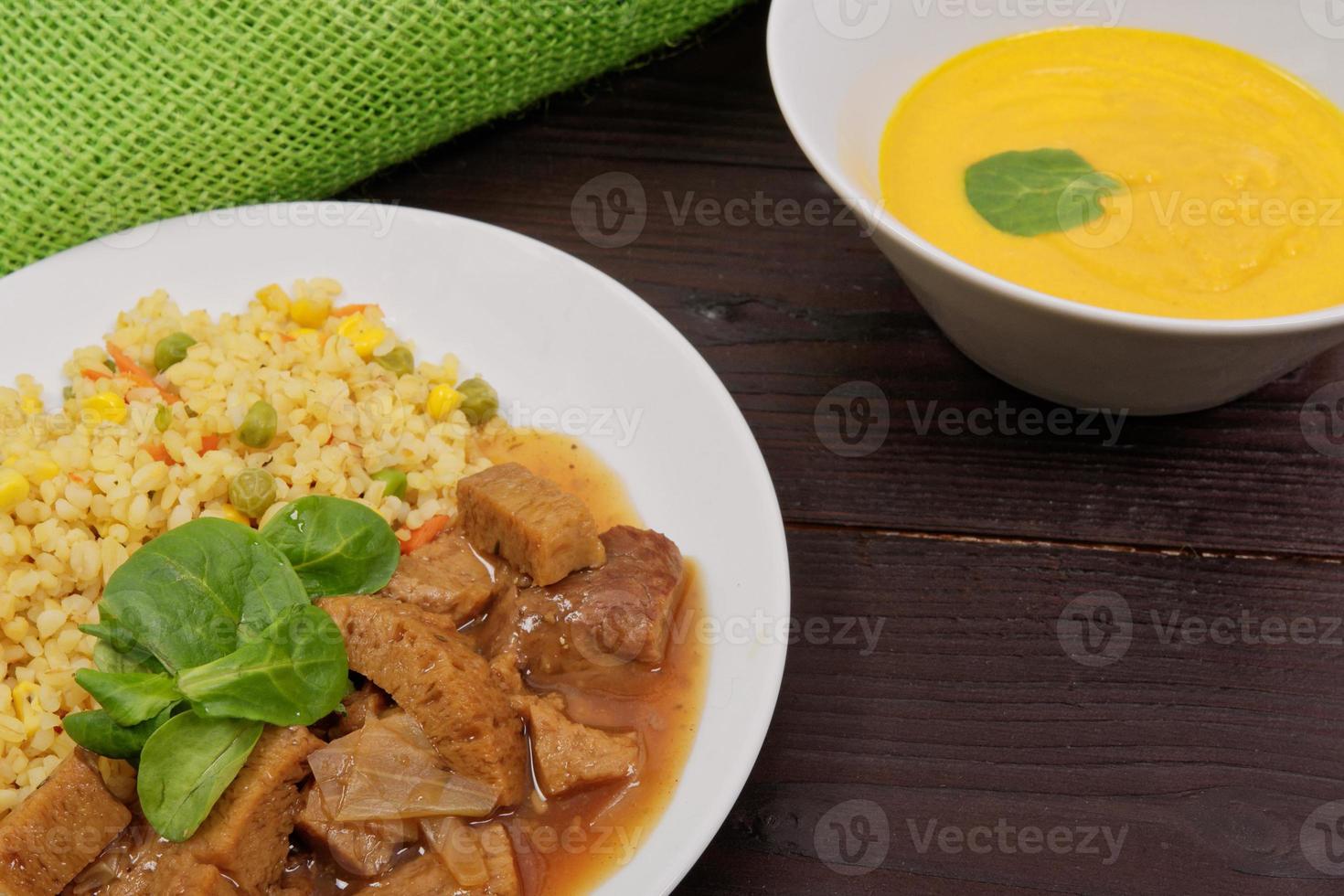 tempeh met tomatensaus en gierst op tafel foto