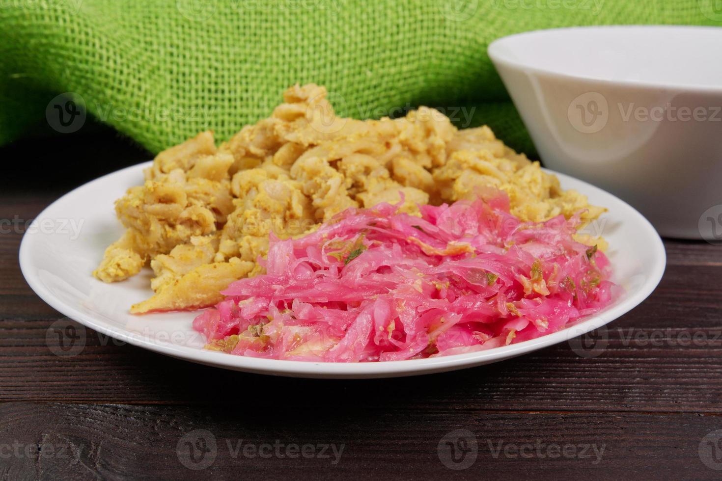 volkoren pasta met tofu op tafel foto