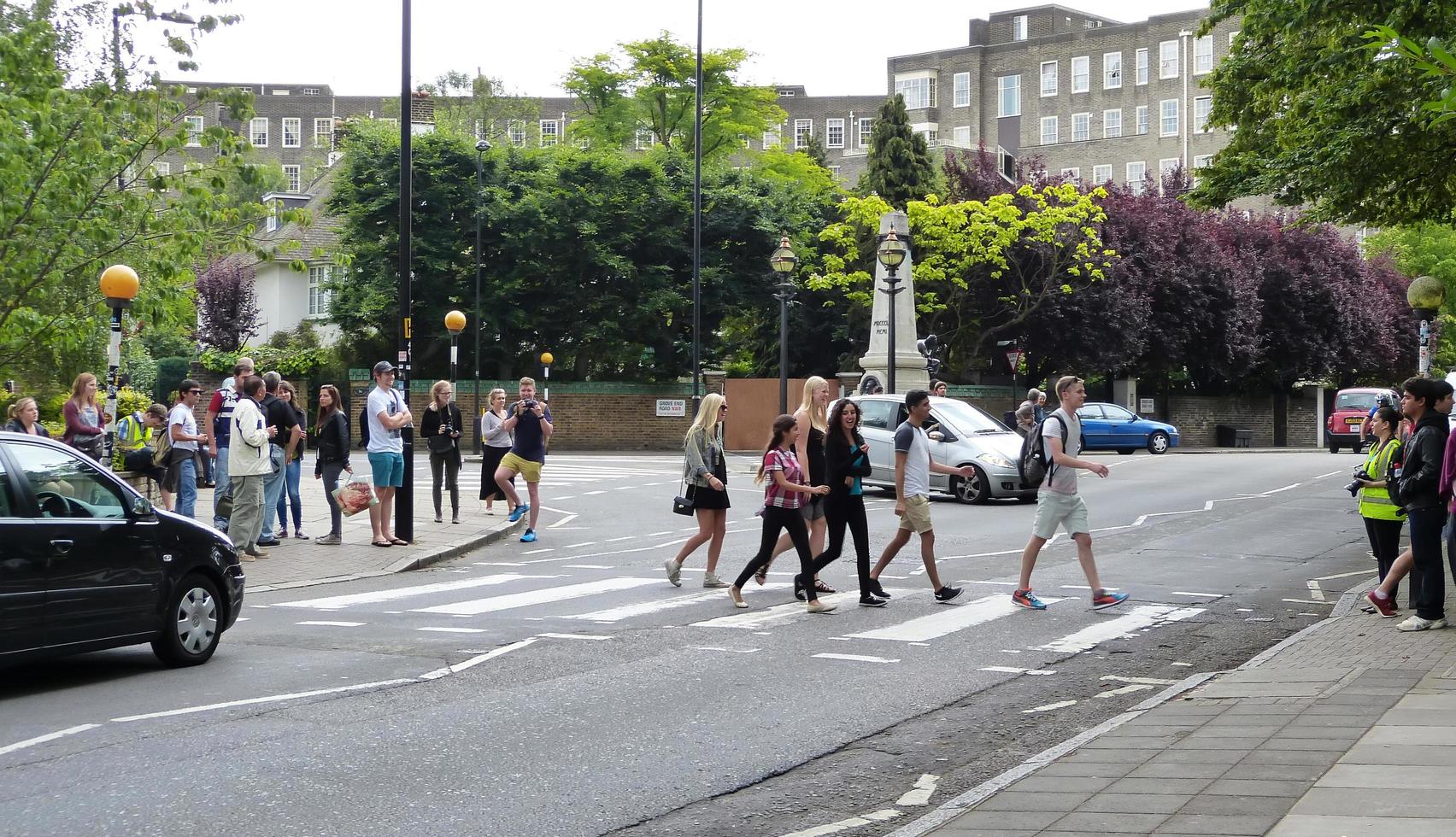 londen, verenigd koninkrijk, 2014 - toeristen lopen over de zebrapad van Abbey Road, net zoals de Beatles deden in 1969. foto