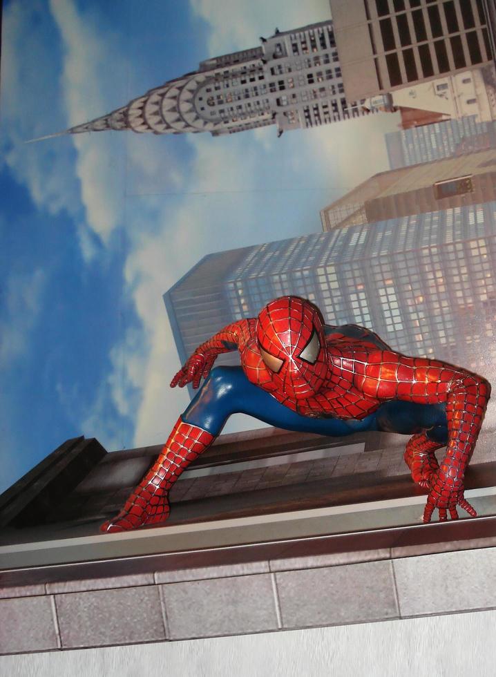 amsterdam, nederland, 2015 - het verbazingwekkende levensgrote beeld van een spider-man in het madame tussauds museum in amsterdam. foto