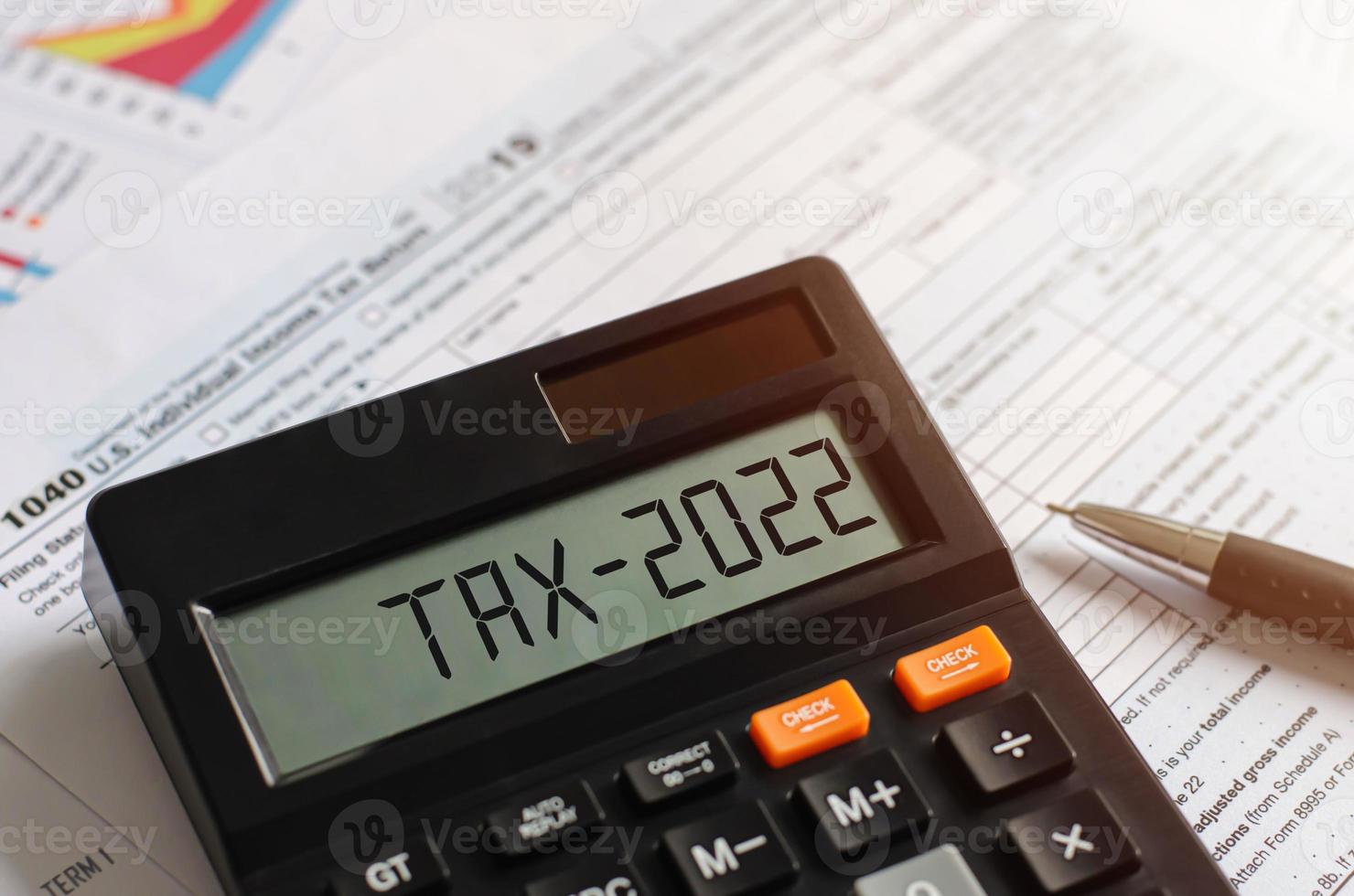 begin van belastingen in 2022 met een rekenmachine die het inkomen berekent in het bedrijfsconcept van het betalen van belastingen, bronbelasting in het nieuwe jaar 2022 en in de regel foto