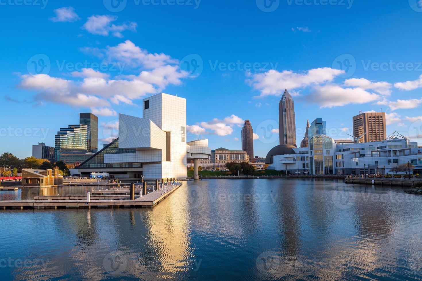 skyline van het centrum van Cleveland vanaf de oever van het meer foto