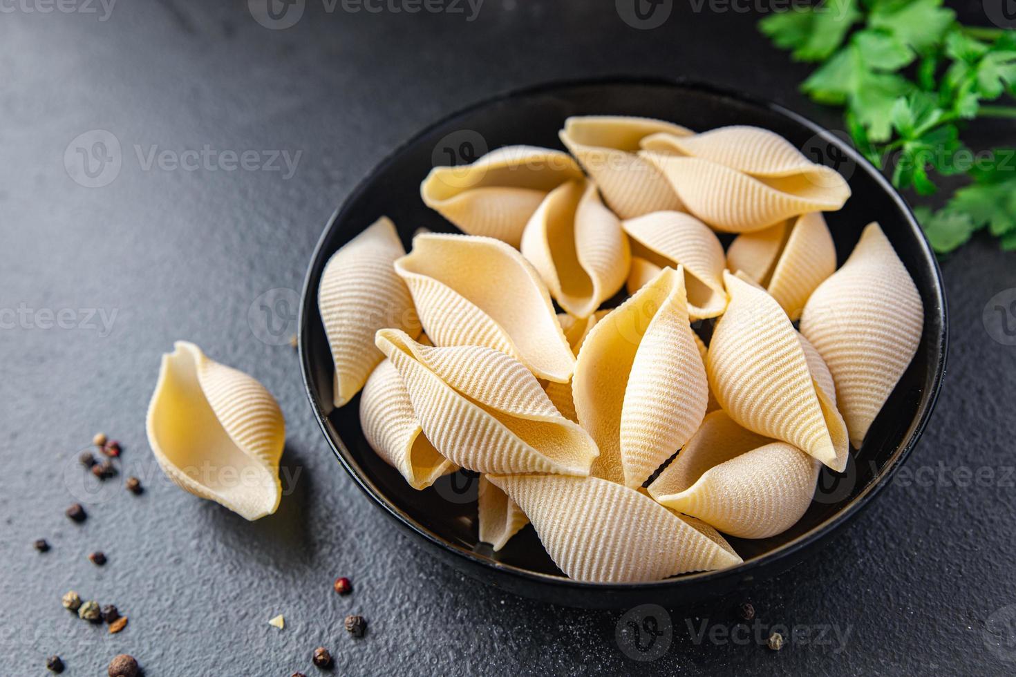 pasta conchiglie rauwe schaal gezonde maaltijd voedsel achtergrond foto