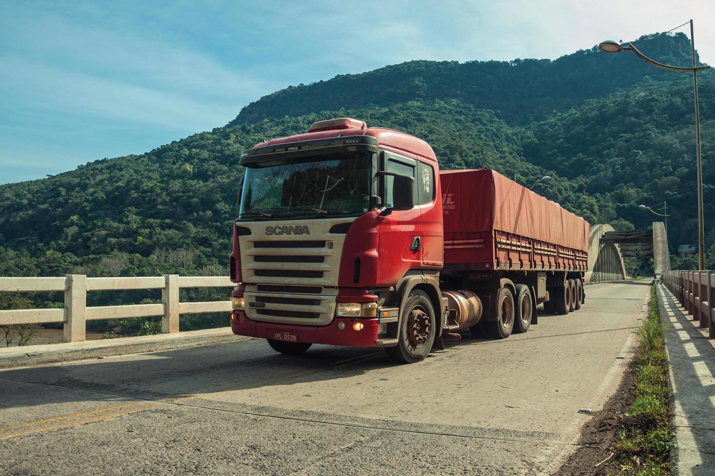 bento goncalves, brazilië - 10 juli 2019. vrachtwagen langs de betonnen brug ernesto dornelles in de buurt van bento goncalves. een vriendelijk plattelandsstadje in Zuid-Brazilië, beroemd om zijn wijnproductie. foto