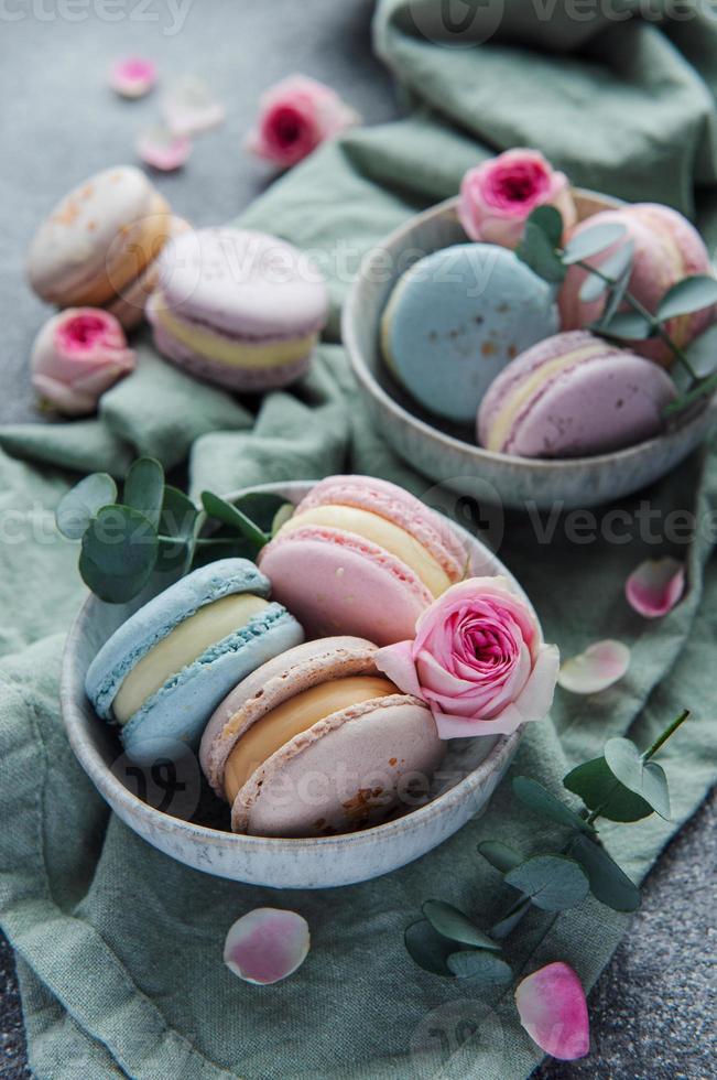 mooie kleurrijke smakelijke bitterkoekjes op een betonnen ondergrond foto