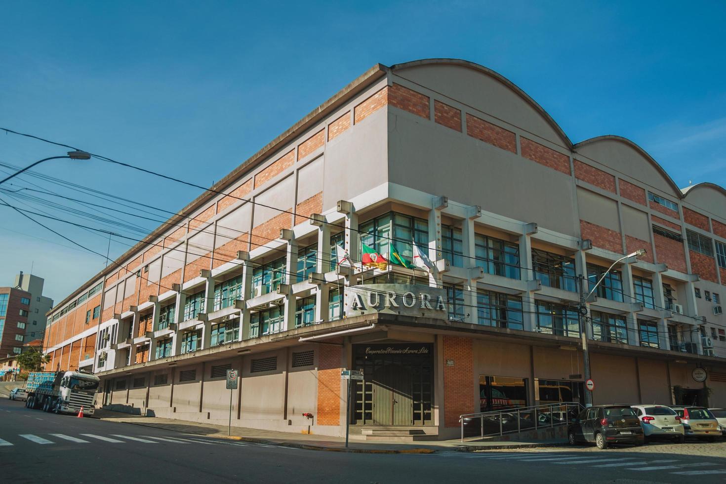 bento goncalves, brazilië - 11 juli 2019. gevel van aurora wijnmakerij gebouw met het uithangbord van het bedrijf in een straat van bento goncalves. een vriendelijk plattelandsstadje dat bekend staat om zijn wijnproductie. foto