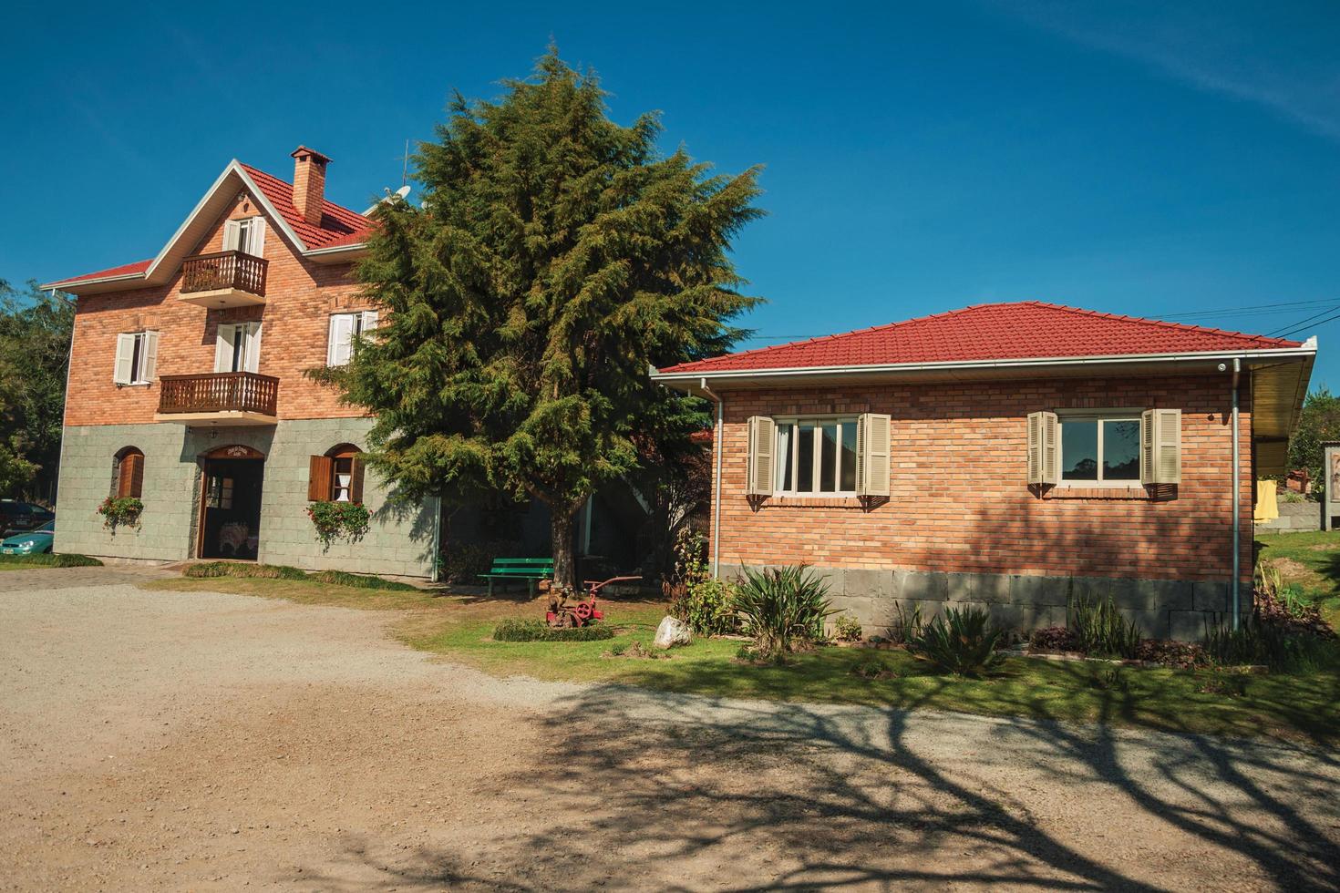 bento goncalves, brazilië - 11 juli 2019. charmante landelijke huizen in een traditionele stijl met Italiaanse invloeden in de buurt van bento goncalves. een vriendelijk plattelandsstadje dat bekend staat om zijn wijnproductie. foto