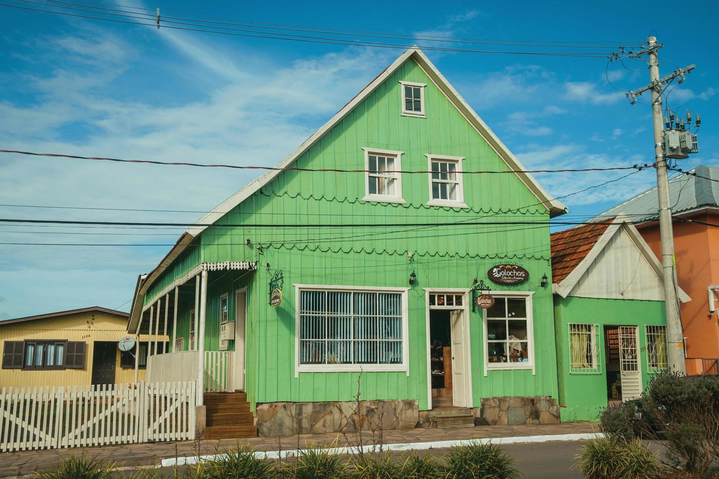 cambara do sul, brazilië - 19 juli 2019. houten oude huizen en winkel in de rustige getulio vargas avenue, de hoofdstraat van cambara do sul. een klein landelijk stadje met verbazingwekkende natuurlijke toeristische attracties. foto