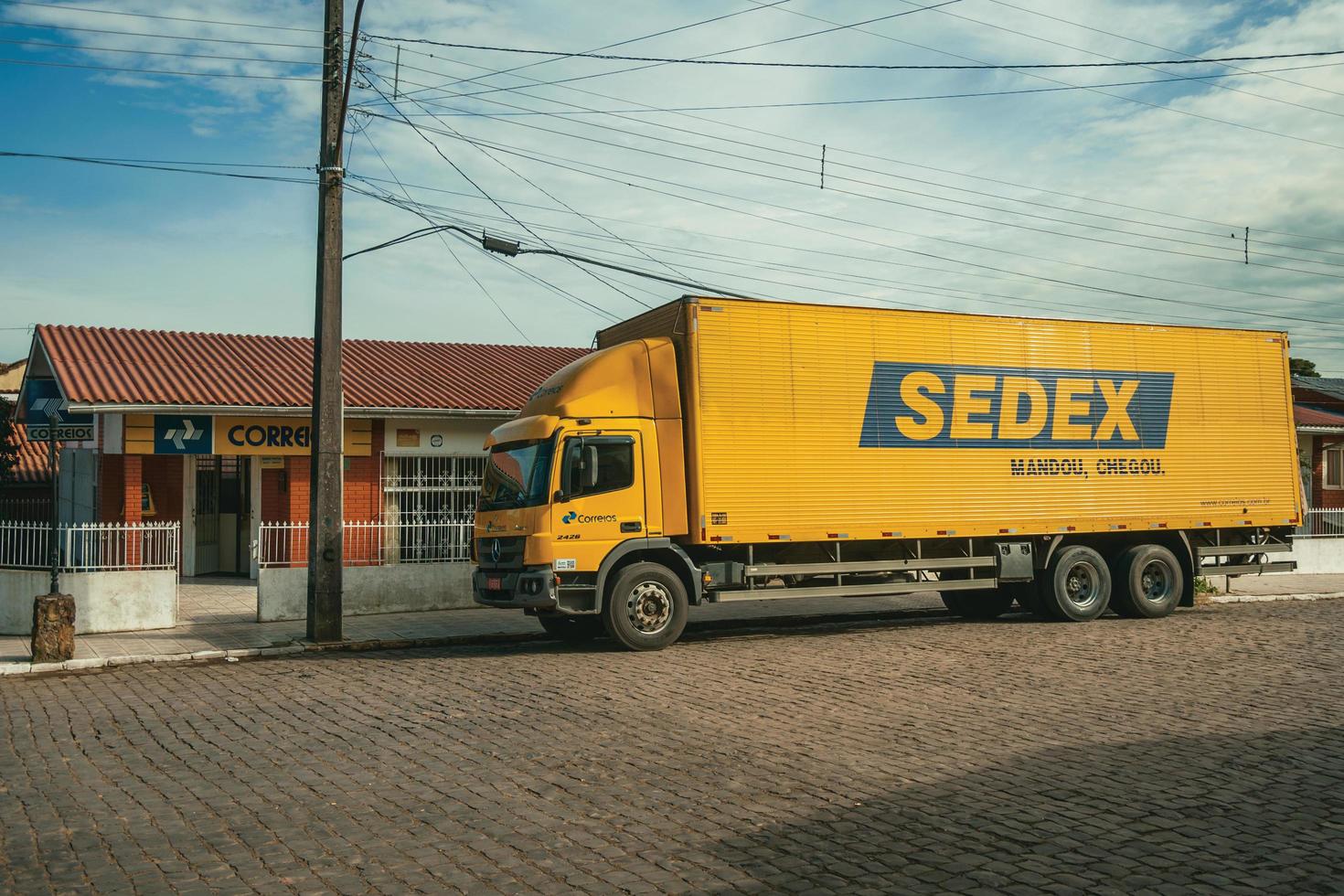 cambara do sul, brazilië, 19 juli 2019. sedex truck, een expresbezorgdienst van de braziliaanse postdienst, vlakbij een postkantoor in cambara do sul. een stad met verbazingwekkende natuurlijke toeristische attracties foto