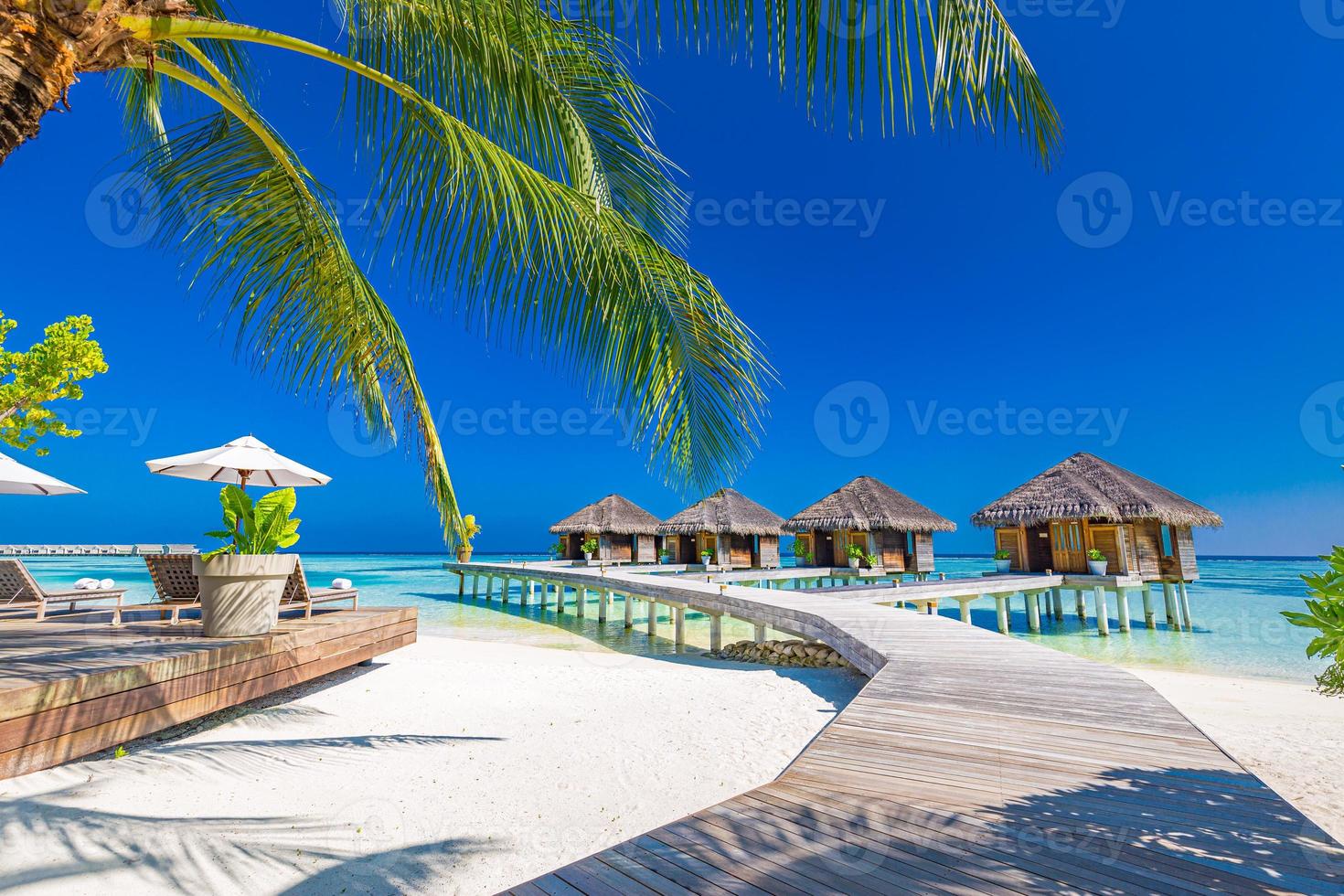 geweldig zonsondergangpanorama op de Malediven. luxe resort villa's zeegezicht met zachte led-verlichting onder kleurrijke lucht. mooie schemerhemel en kleurrijke wolken. mooie strandachtergrond voor vakantievakantie foto