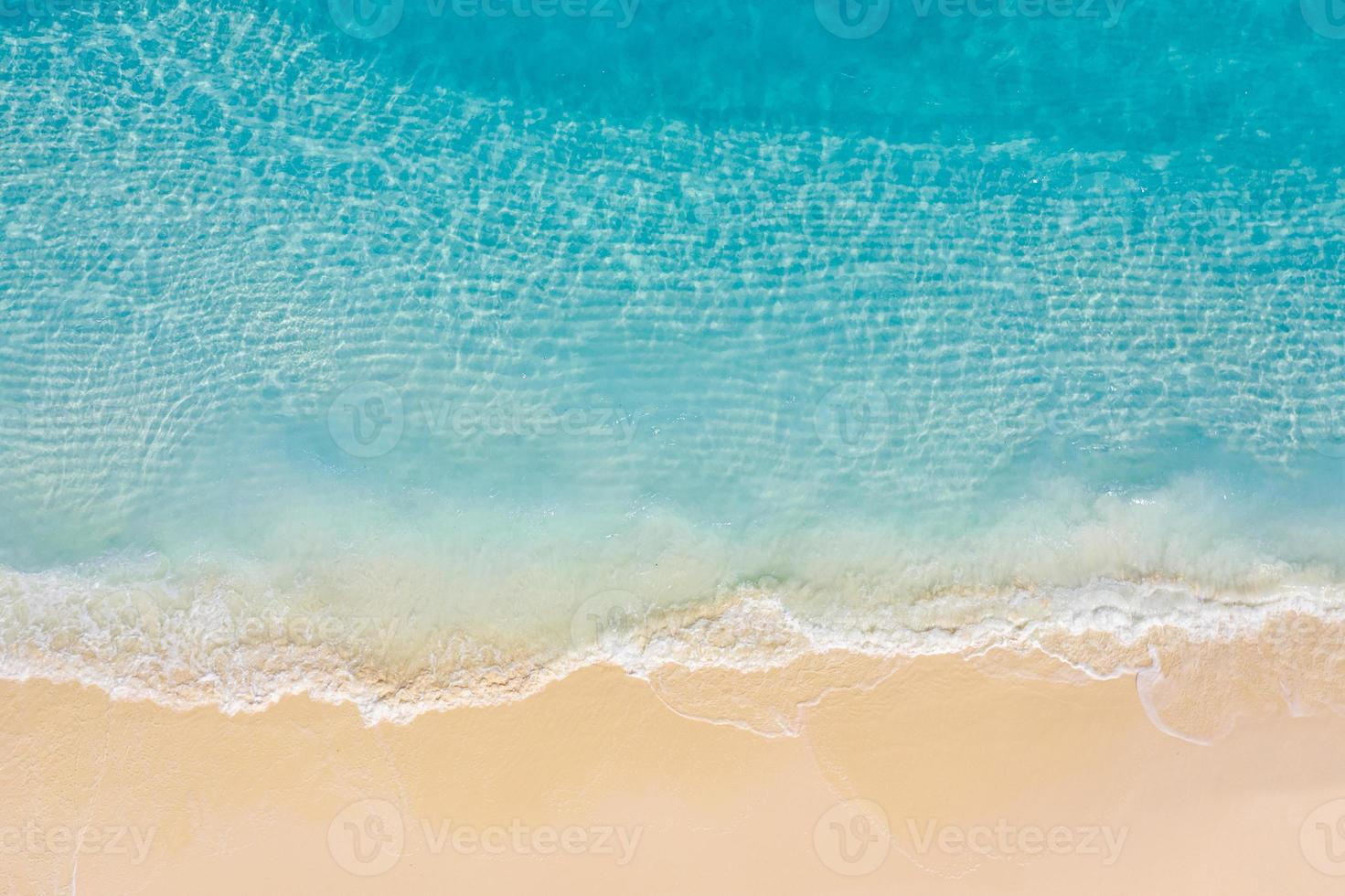 ontspannende luchtfoto strandscène, zomervakantie vakantie sjabloon banner. golven surfen met verbazingwekkende blauwe oceaanlagune, kust, kustlijn. perfecte luchtfoto drone bovenaanzicht. rustig, helder strand, aan zee foto