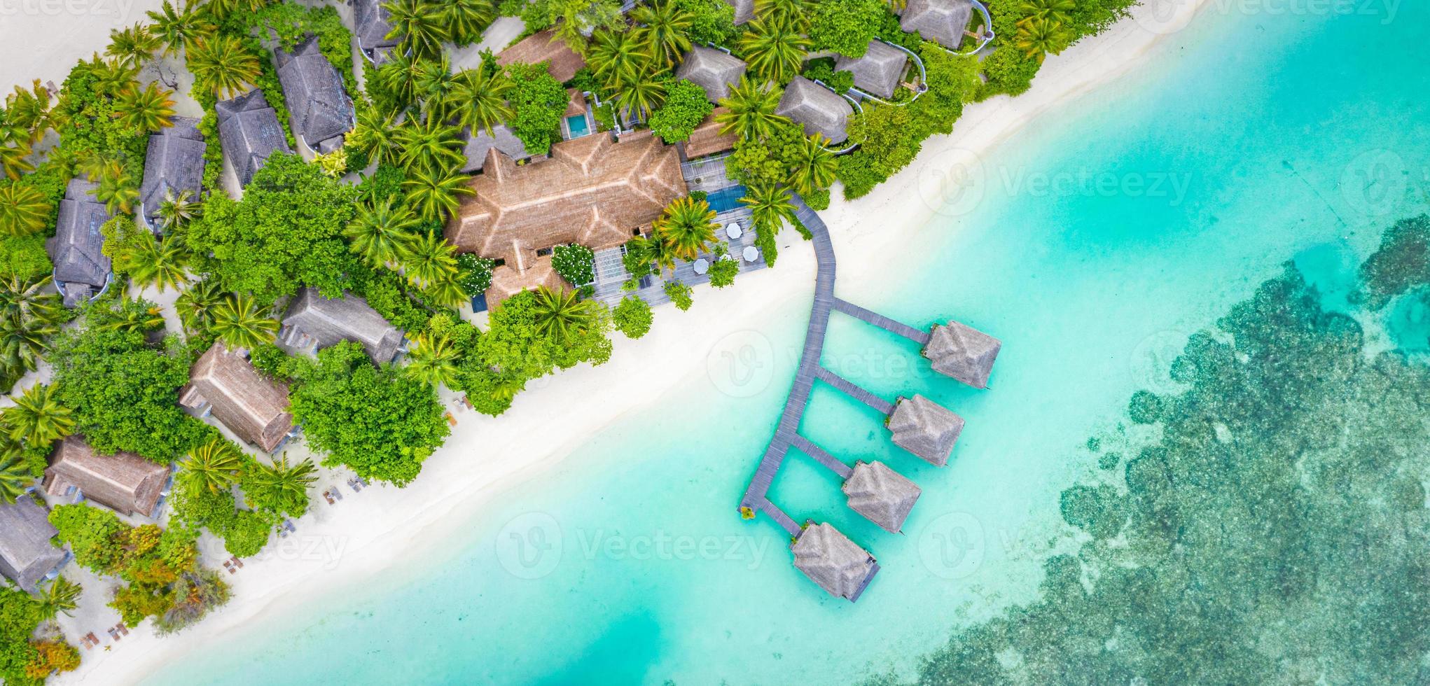 maldiven paradijs landschap. bovenaanzicht tropisch luchtlandschap, zeegezicht met lange steiger, watervilla's, geweldig zee- en lagunestrand, tropische natuur. exotische toeristische bestemming banner, zomervakantie foto