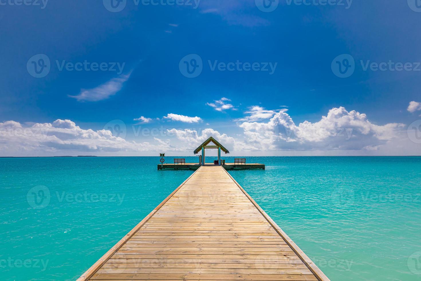 maldiven paradijs landschap. tropisch luchtlandschap, zeegezicht met lange steiger, watervilla's met geweldig zee- en lagunestrand, tropische natuur. exotische toeristische bestemming banner, zomervakantie foto
