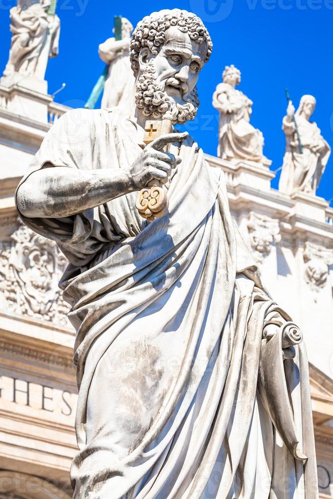 heilige peter standbeeld voor heilige peter kathedraal - rome, italië - vaticaanstad foto