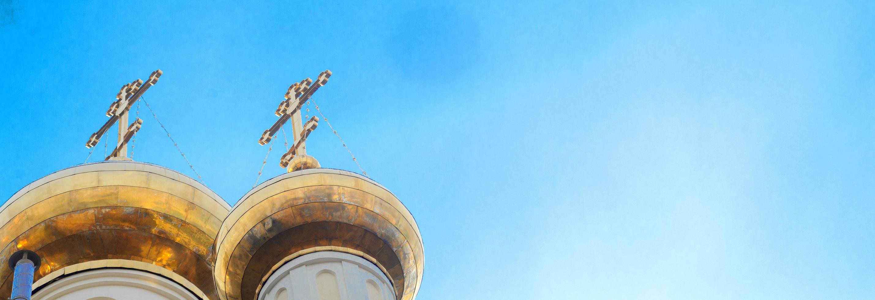 gouden koepels van Russisch-orthodoxe tempel op blauwe hemelachtergrond foto