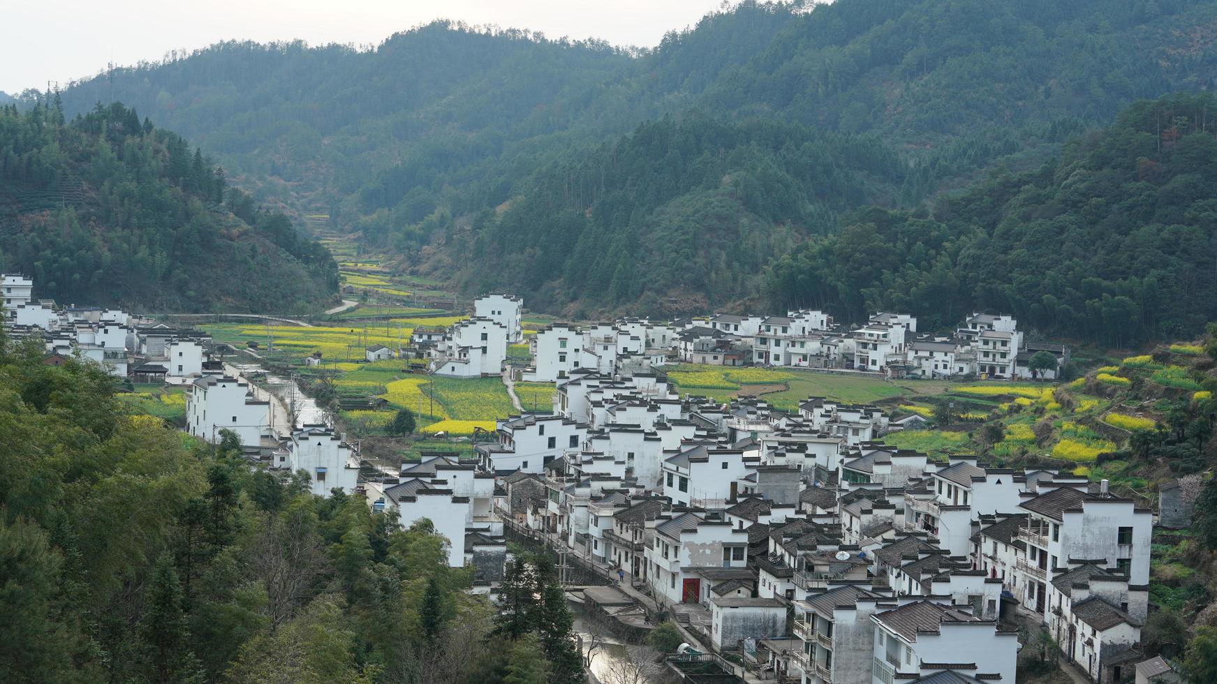 het mooie en oude traditionele Chinese dorpsgezicht met de bergen eromheen gelegen op het platteland van Zuid-China foto