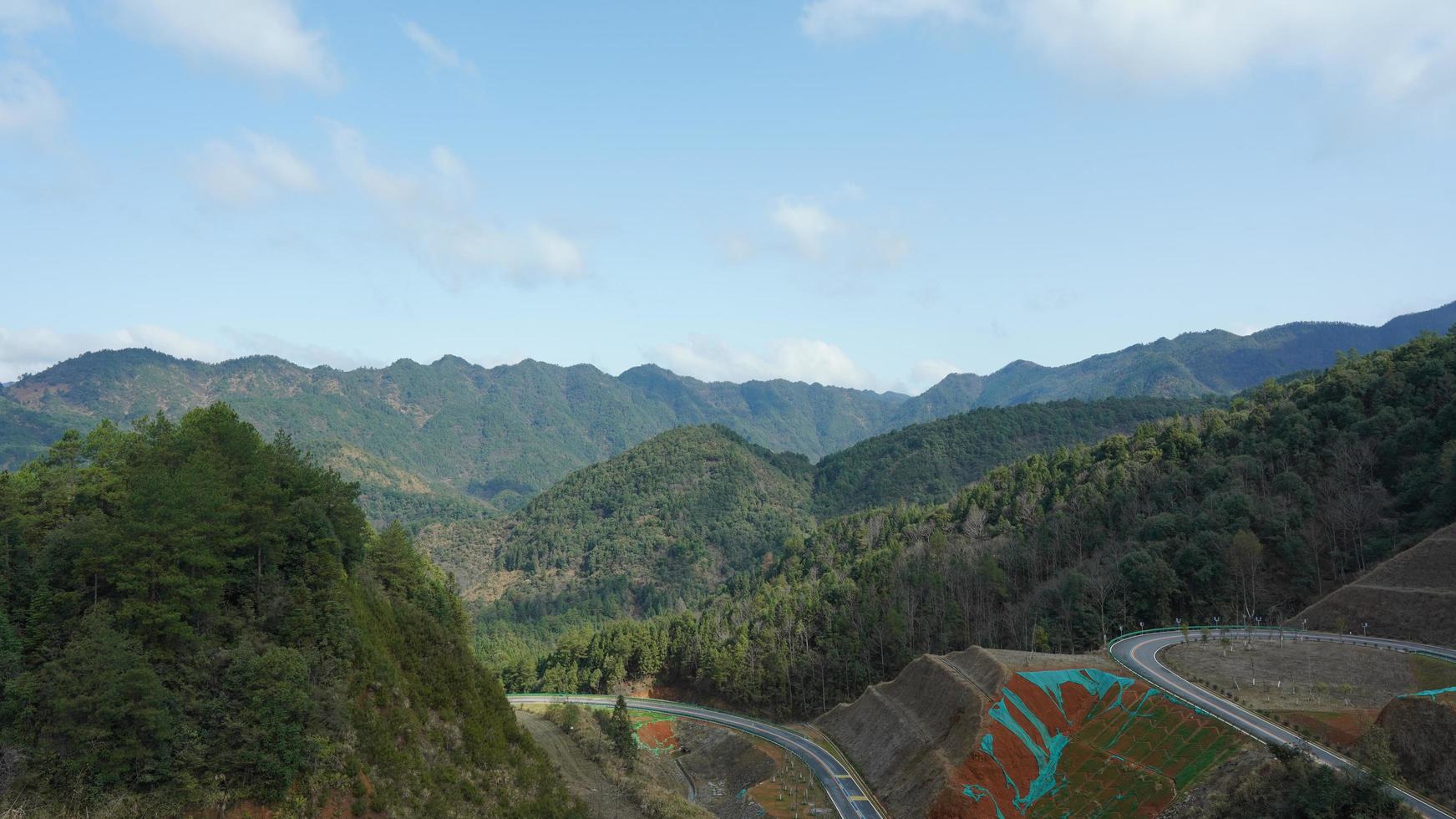 het prachtige uitzicht op de bergen met het groene bos en bloemenveld op het platteland van Zuid-China foto