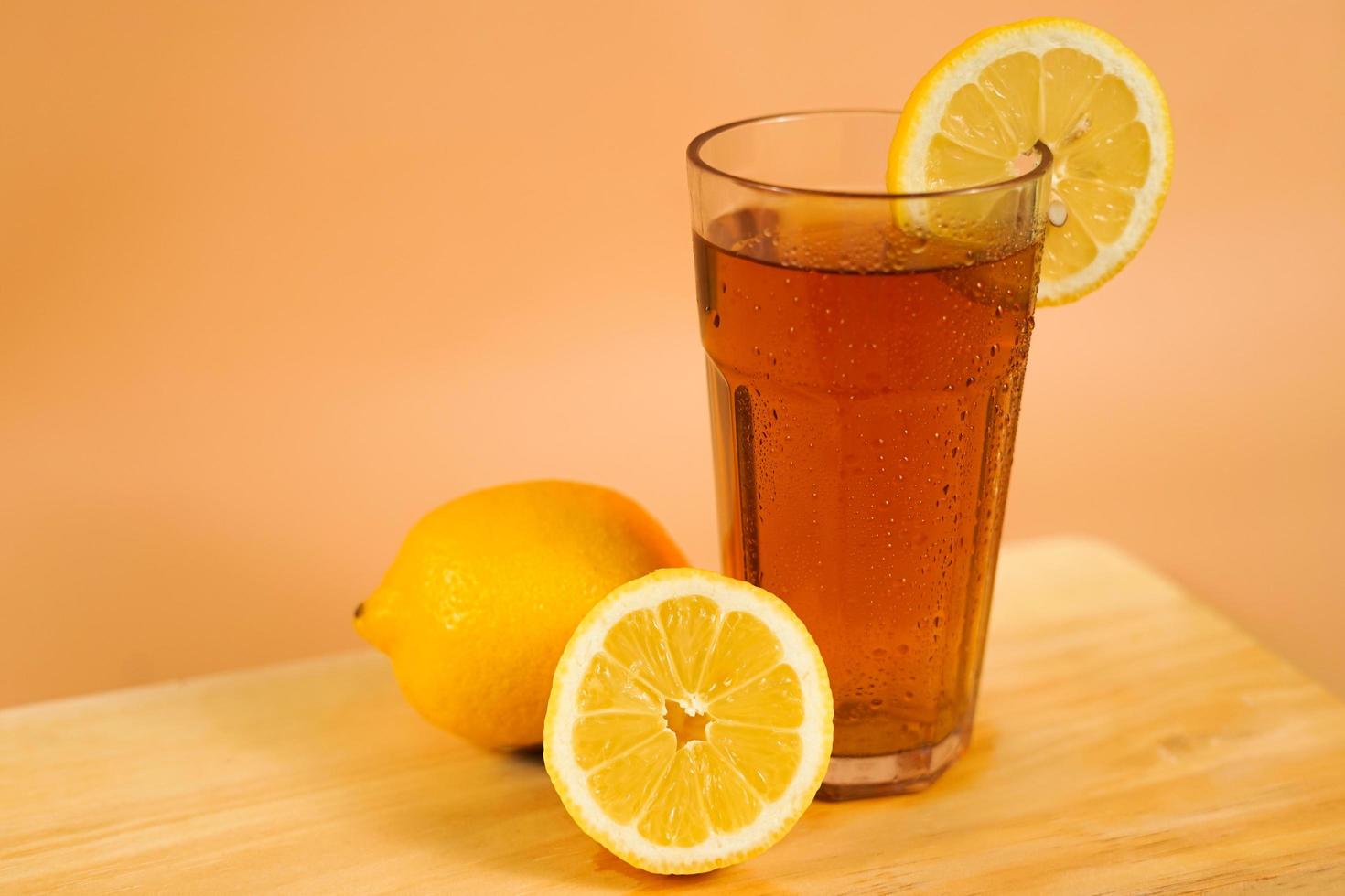 een glas thee versierd met schijfjes sinaasappels eromheen foto