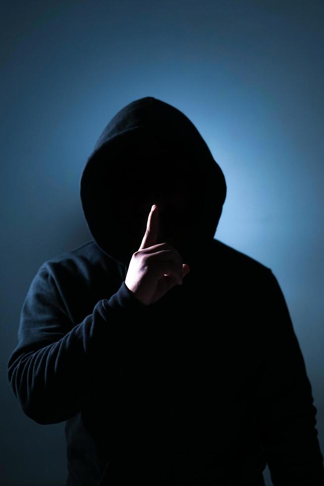 Indonesië, 21122021 - een silhouet van een man in een zwarte hoodie foto