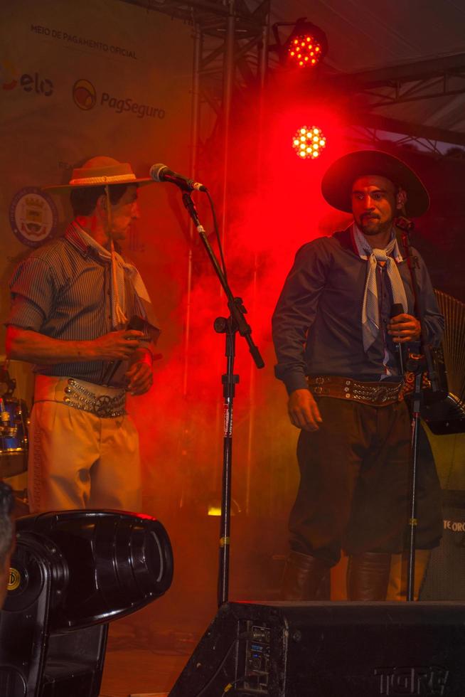 canela, brazilië - 21 juli 2019. muzikanten die typische kleding dragen en traditionele liederen uitvoeren op het podium van een folkloristisch festival in canela. een charmant stadje dat erg populair is vanwege zijn ecotoerisme. foto