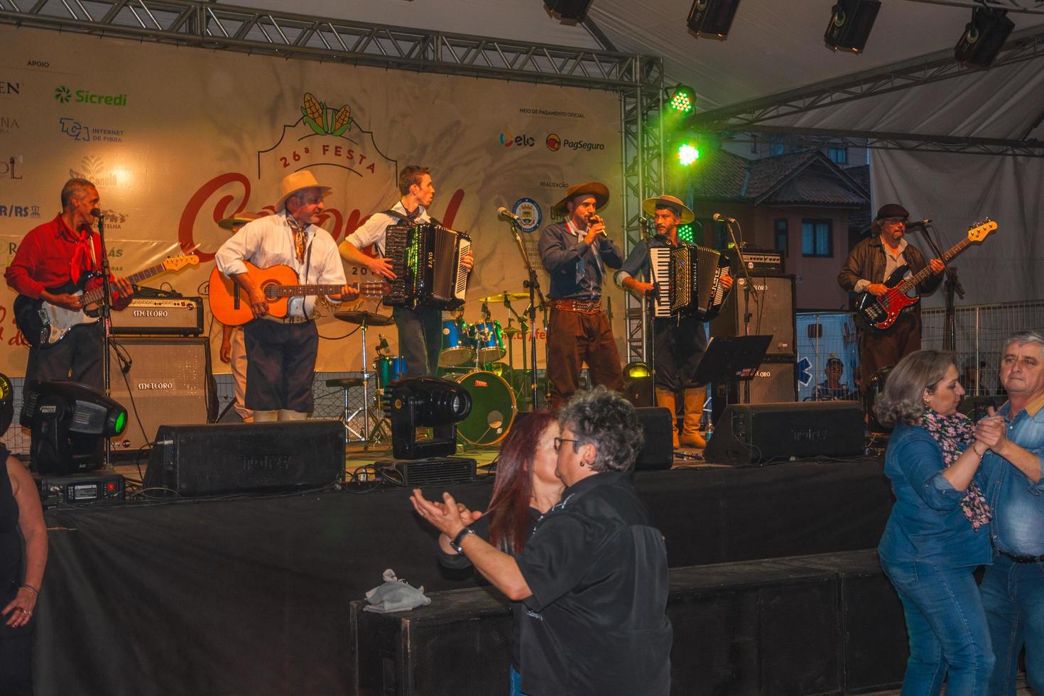 canela, brazilië - 21 juli 2019. mensen dansen traditionele liederen uitgevoerd door muzikanten op het podium van een folkloristisch festival in canela. een charmant stadje dat erg populair is vanwege zijn ecotoerisme. foto