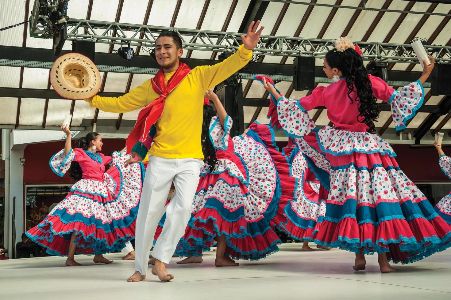 nova petropolis, brazilië - 20 juli 2019. colombiaanse volksdansers die een typische dans uitvoeren op het 47e internationale folklorefestival van nova petropolis. een mooie landelijke stad gesticht door Duitse immigranten. foto