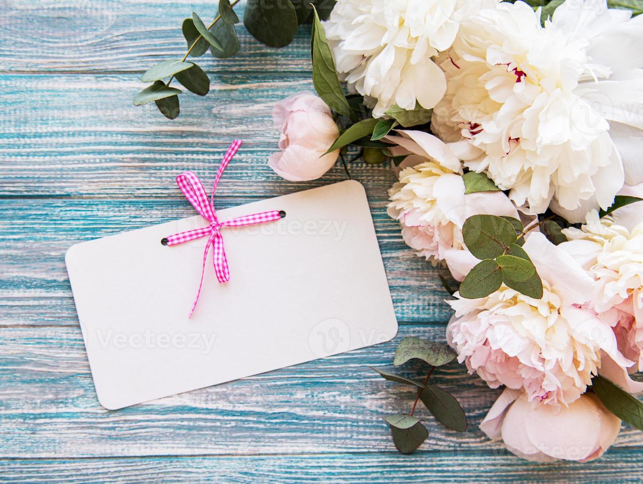 huwelijksuitnodiging met roze pioenrozen foto