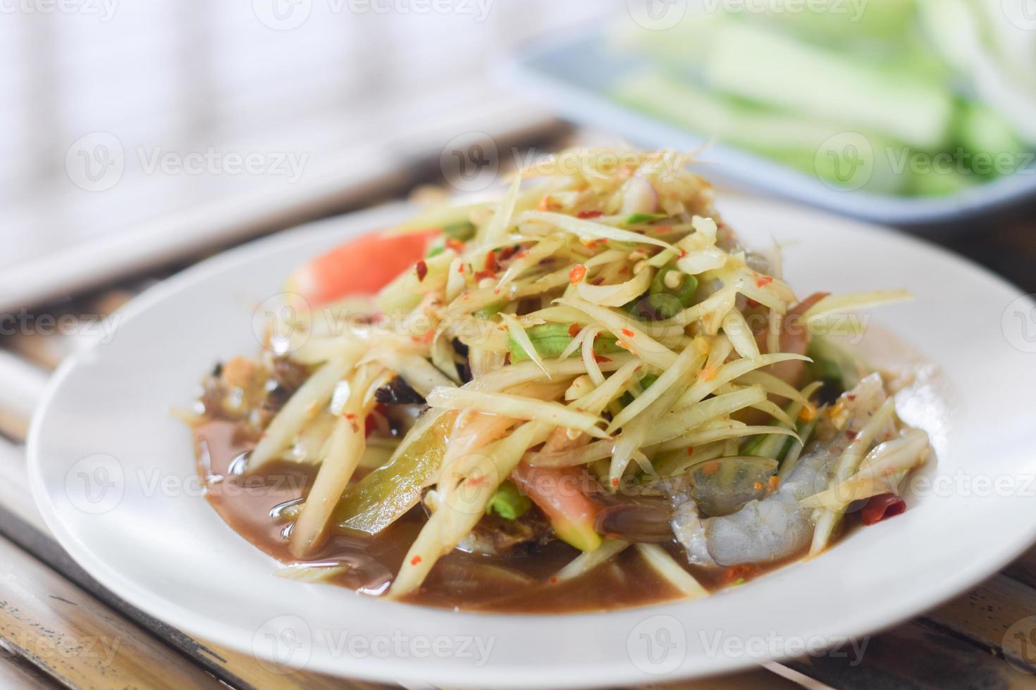 papajasalade met garnalen in witte schotel. Thais eten heerlijk en populair? foto