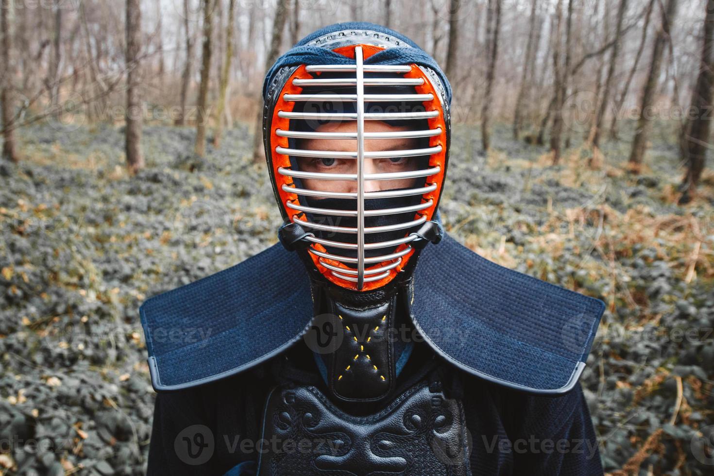 portret van man kendo vechter op bos achtergrond foto