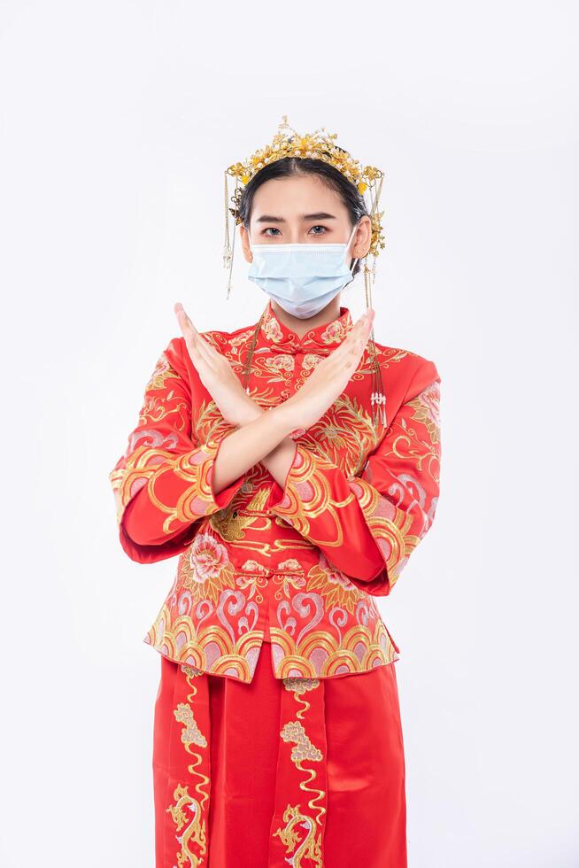 vrouw draagt cheongsam-pak en masker laat zien dat mensen geen masker dragen, kan niet komen winkelen in chinees nieuwjaar foto