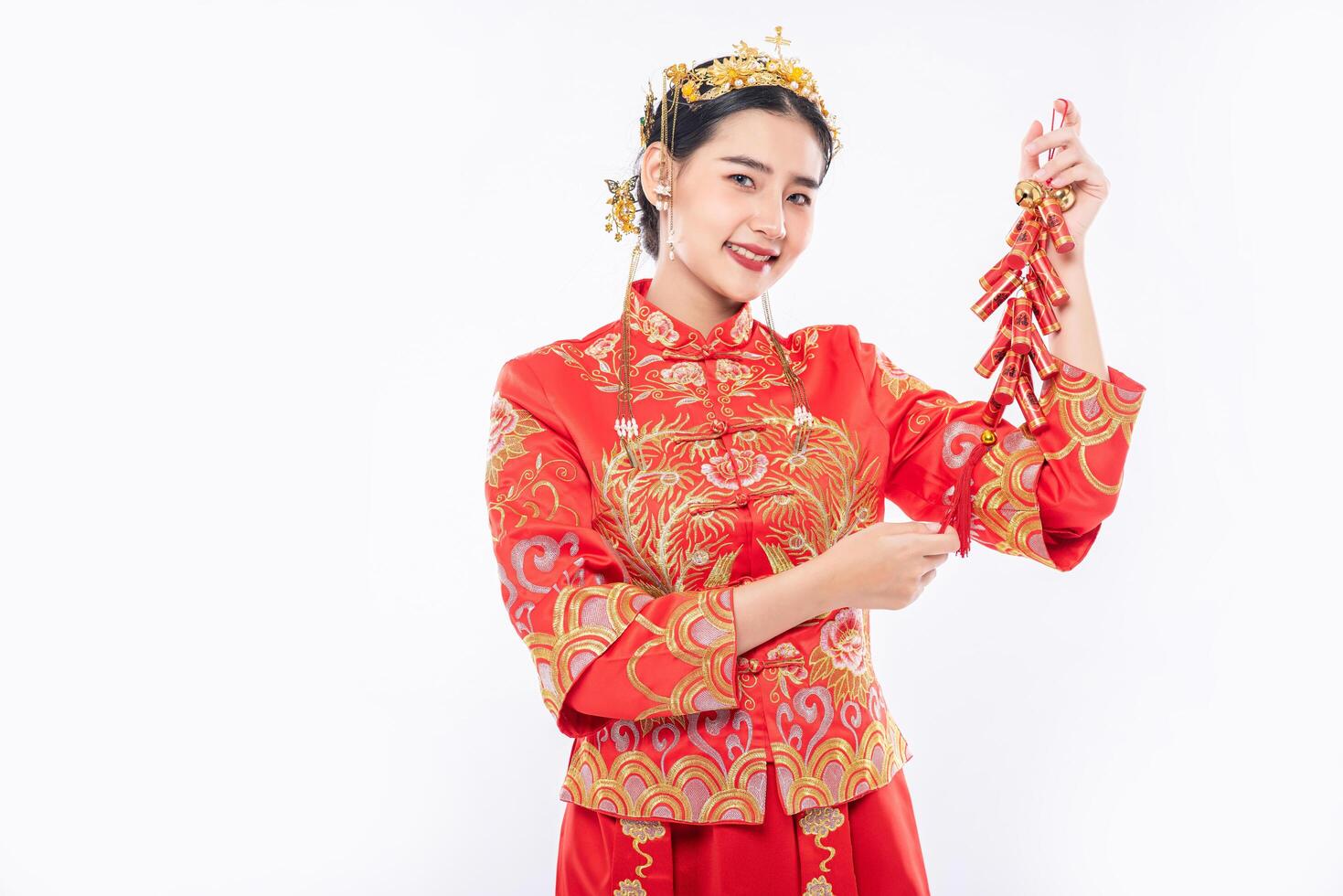 vrouw draagt cheongsam-pak glimlach om vuurwerk van baas te krijgen in chinees nieuwjaar foto