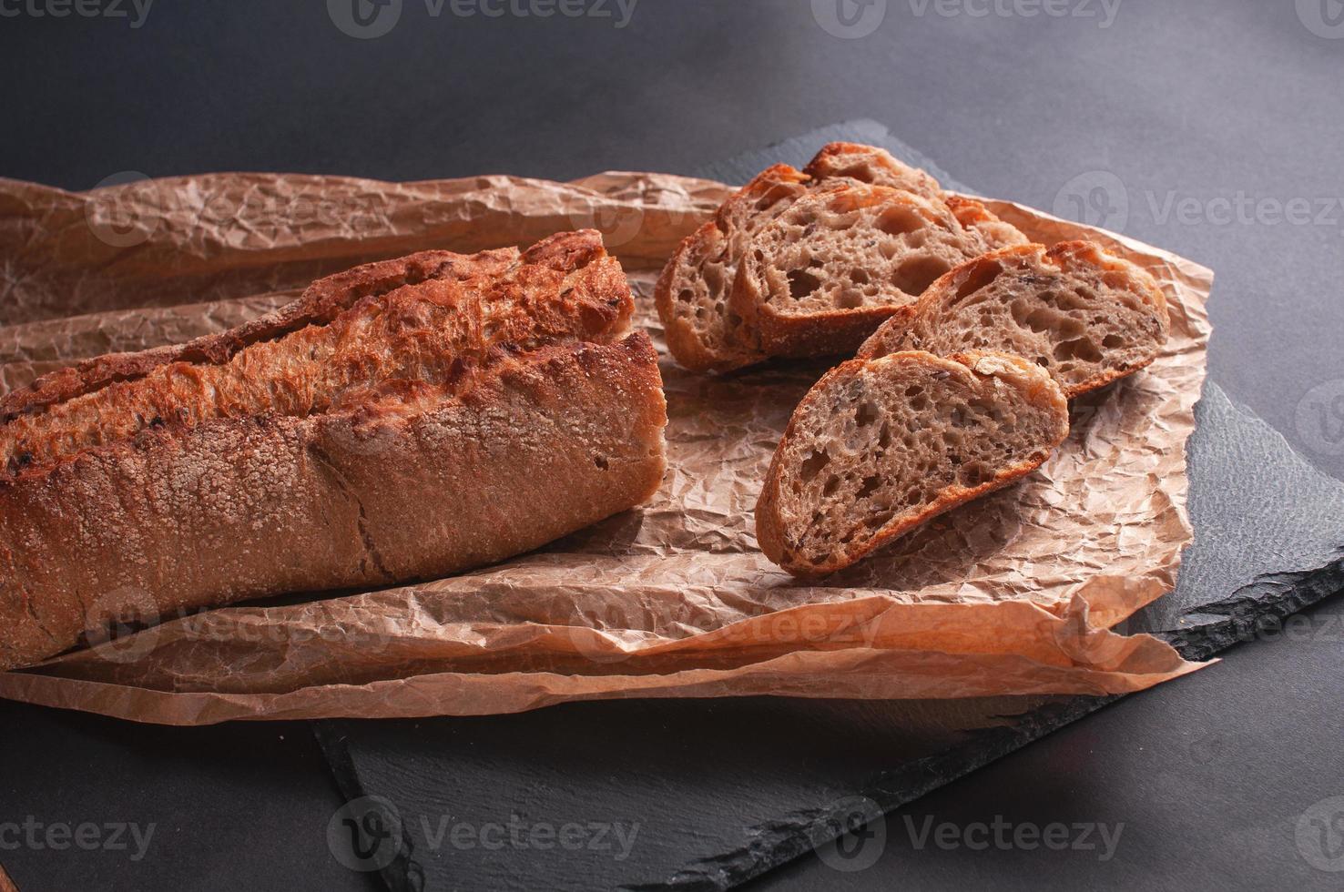 stokbrood van boekweitmeel zonder gist op een zwarte ondergrond foto