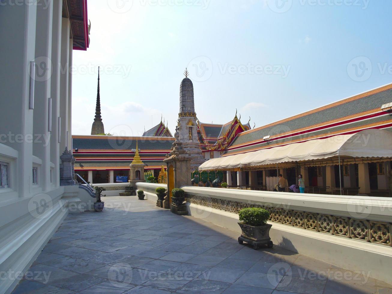 wat phra chetuphonwat pho bevindt zich achter de prachtige tempel van de smaragdgroene boeddha. foto