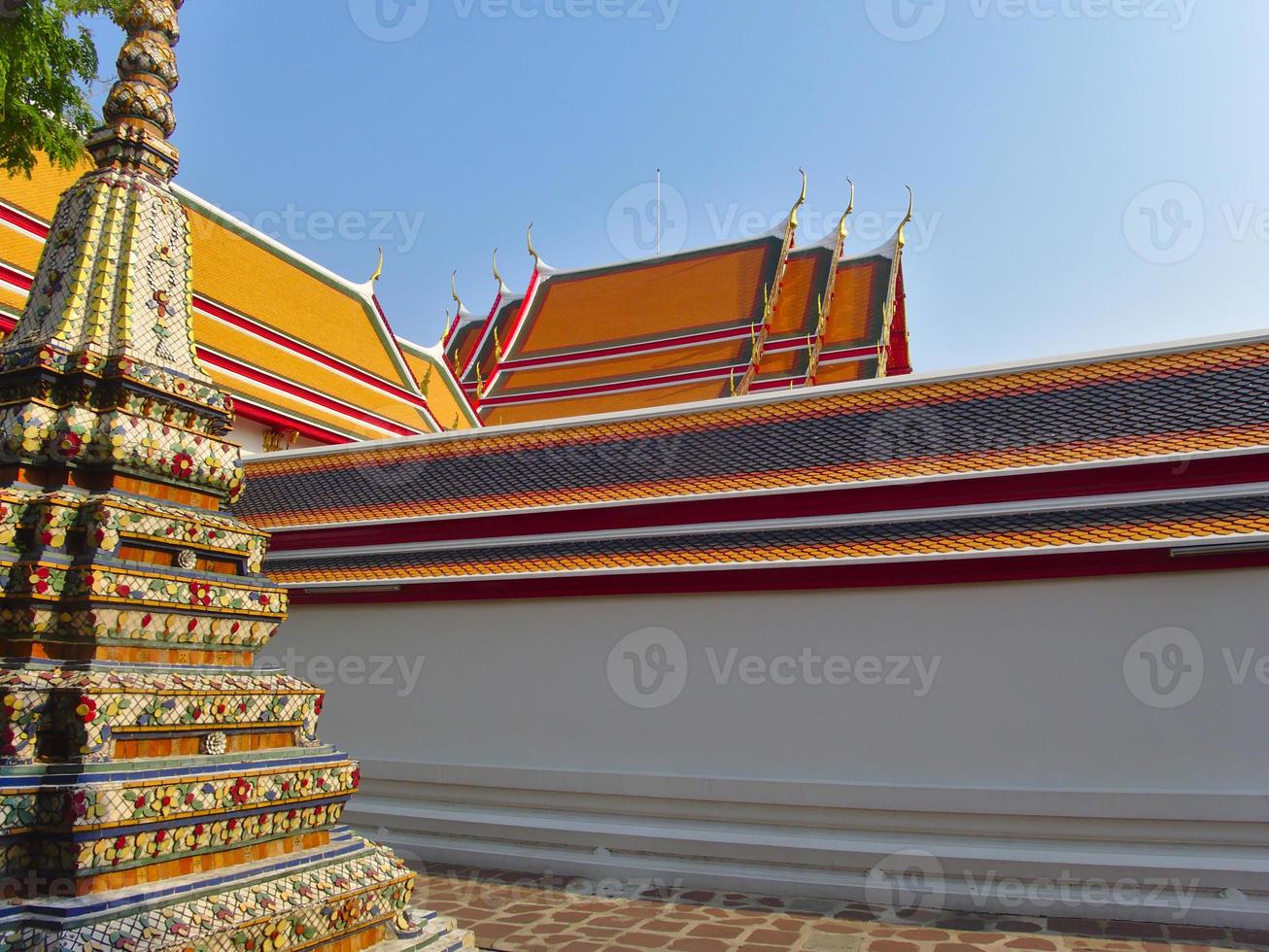 wat phra chetuphonwat pho bevindt zich achter de prachtige tempel van de smaragdgroene boeddha. foto