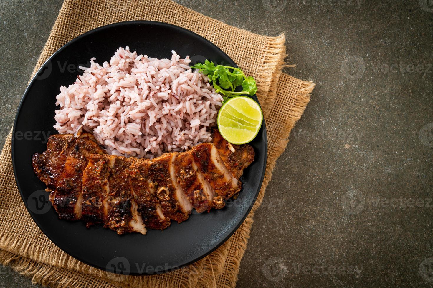 pittige gegrilde jamaicaanse jerk chicken met rijst foto