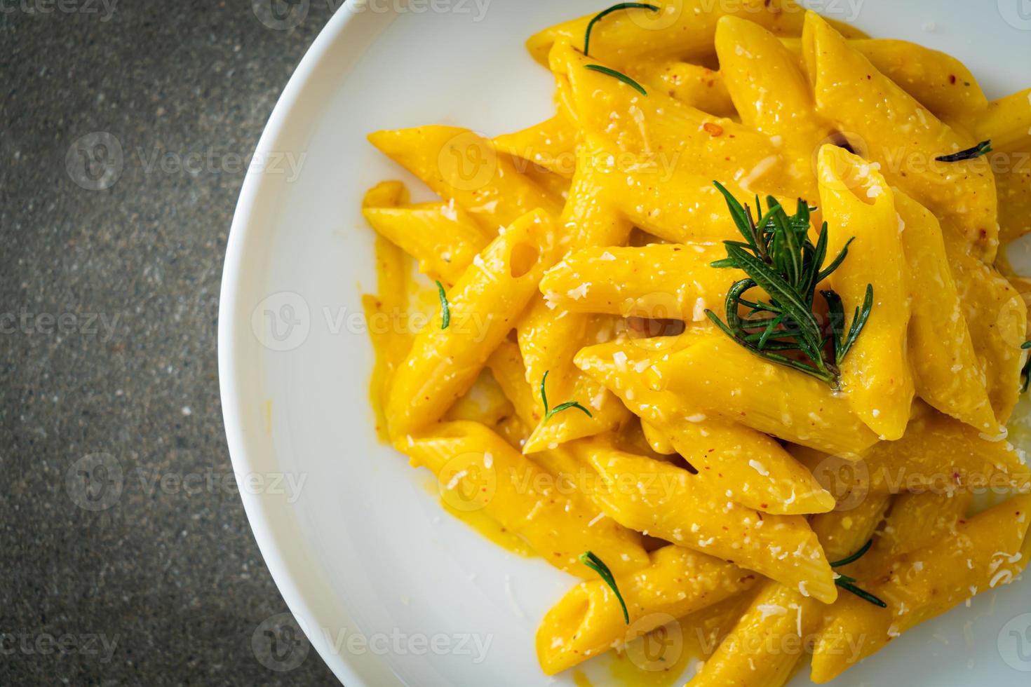 penne pasta met butternut pompoen romige saus foto