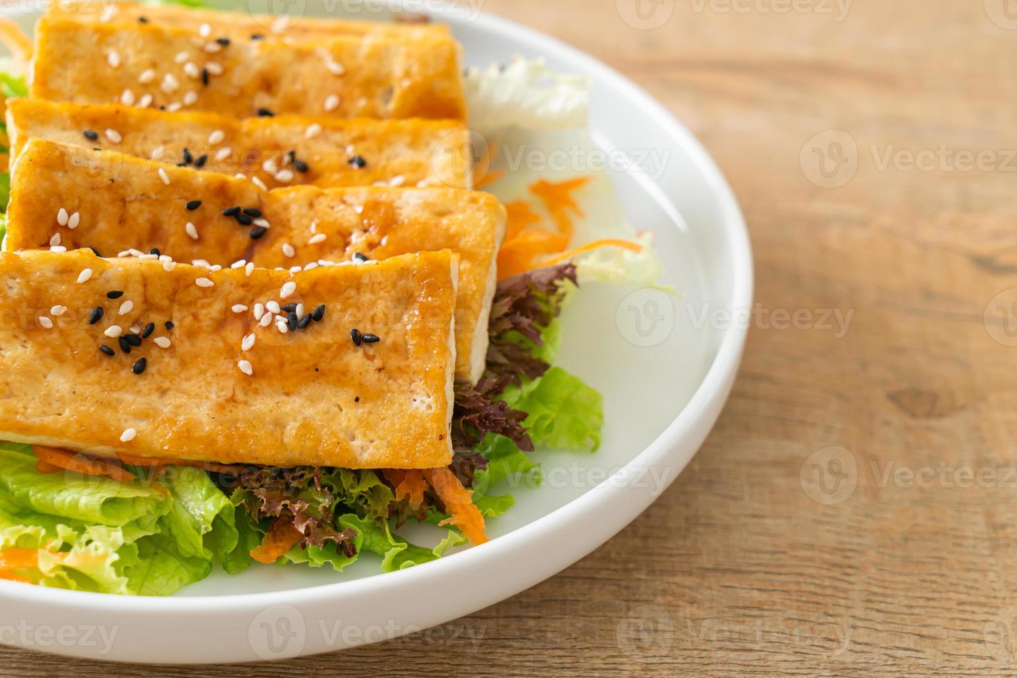 teriyaki tofu salade met sesam foto