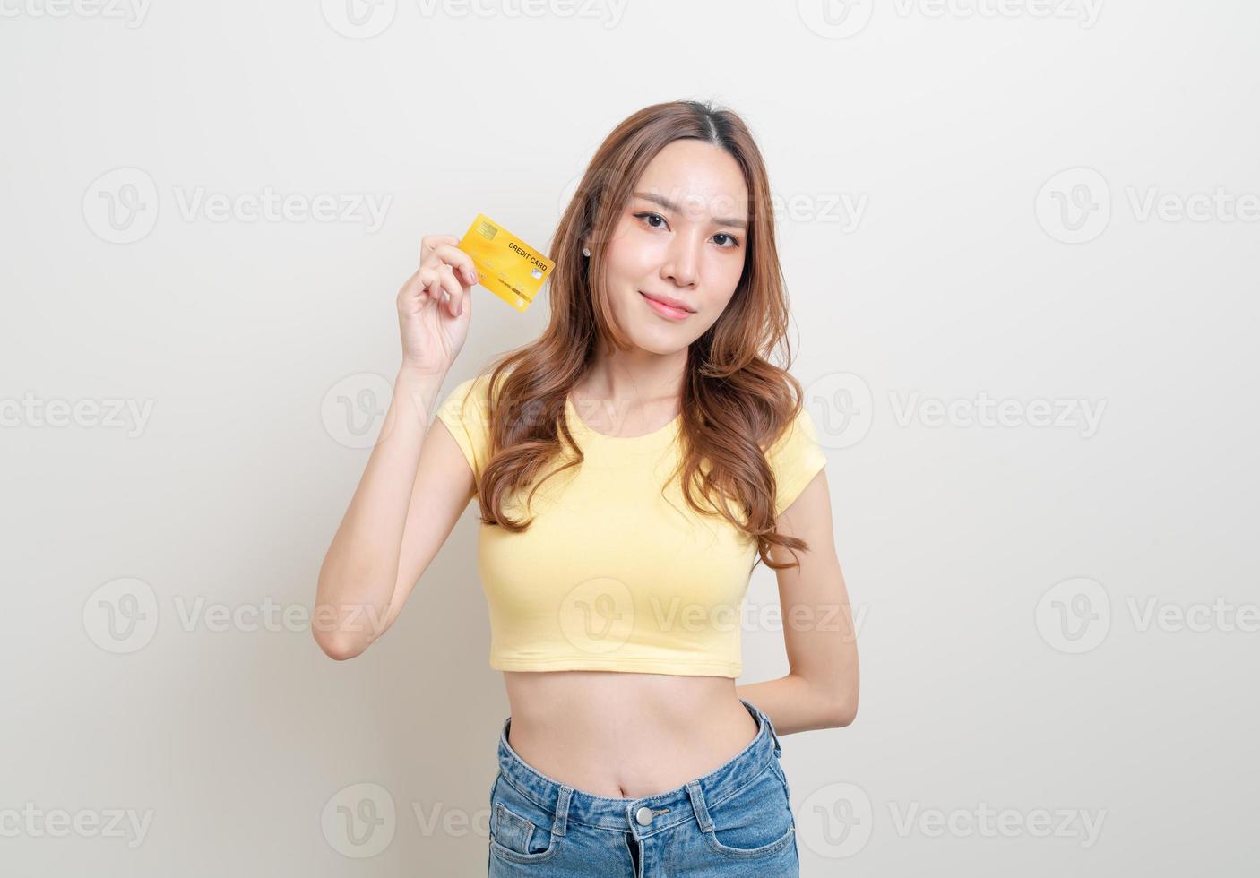 portret mooie aziatische vrouw met creditcard foto