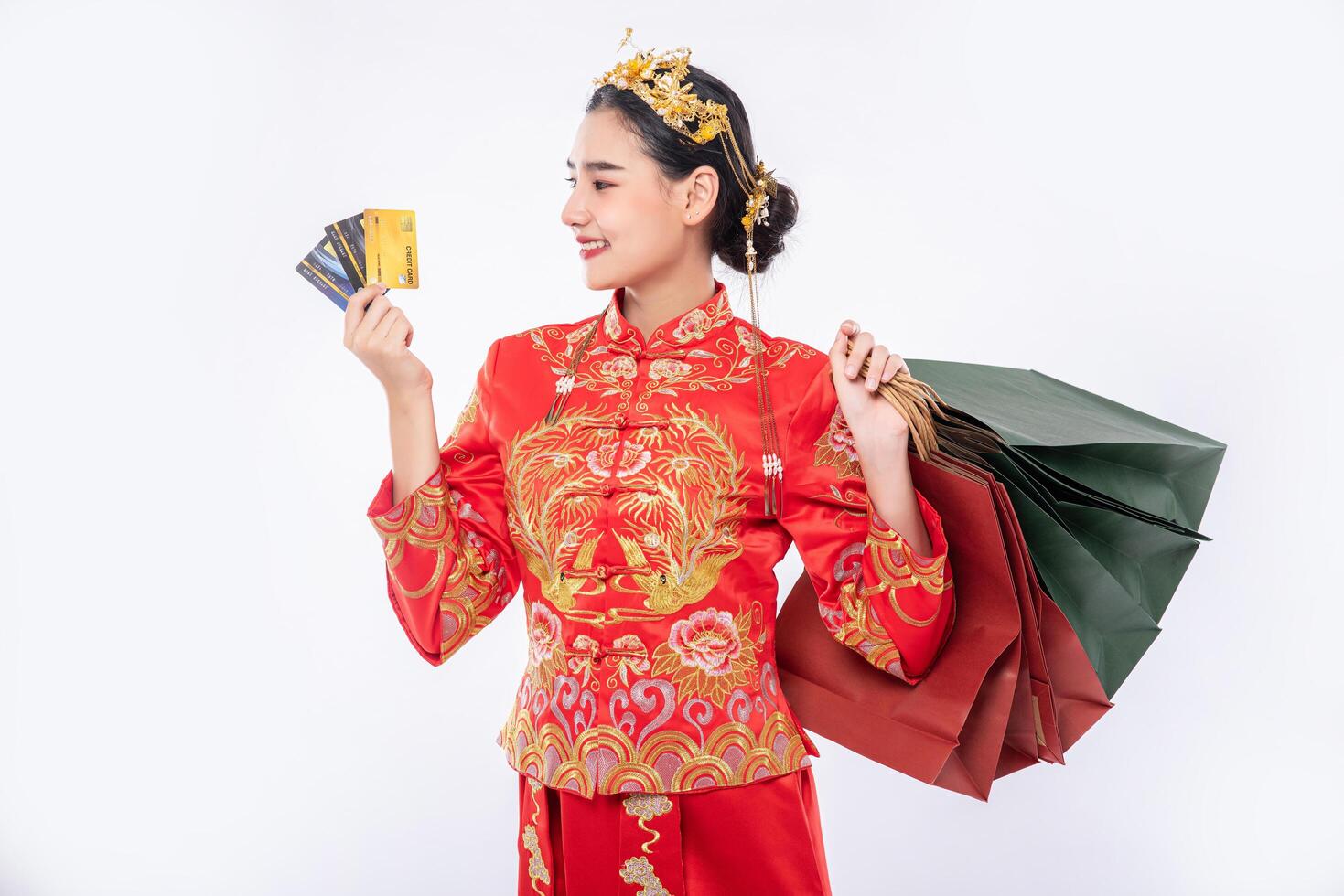 vrouw draagt cheongsam-pak en haalt veel dingen uit het gebruik van creditcard in Chinees nieuwjaar foto