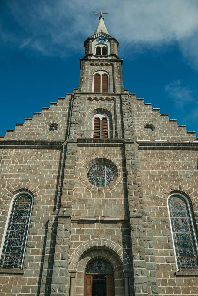 gramado, brazilië - 21 juli 2019. kerk gemaakt van steen met belfort en kruis in een zonnige dag op gramado. foto